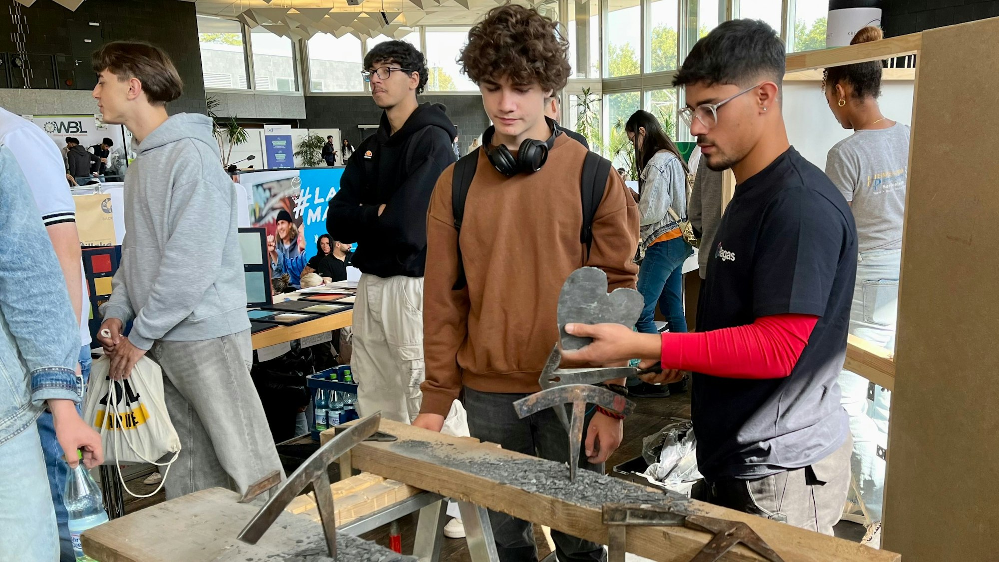 Interessierte besuchen den Tag der Ausbildung 2024: Auch die Stadt Köln bietet handwerkliche Ausbildungen an. (Symbolbild)