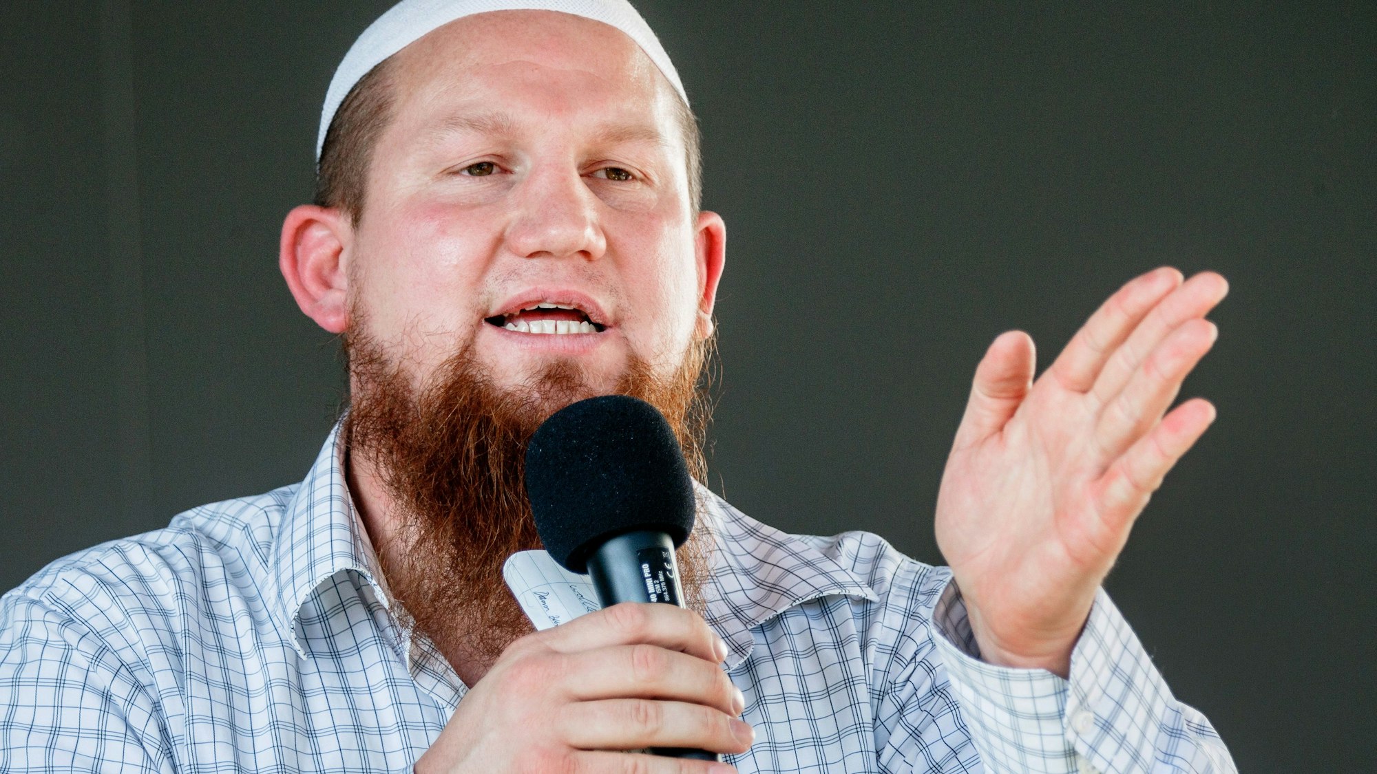 Der salafistische Prediger Pierre Vogel spricht am 19.07.2014 in Hamburg auf einer Kundgebung vor Anhängern auf dem Hachmannplatz.