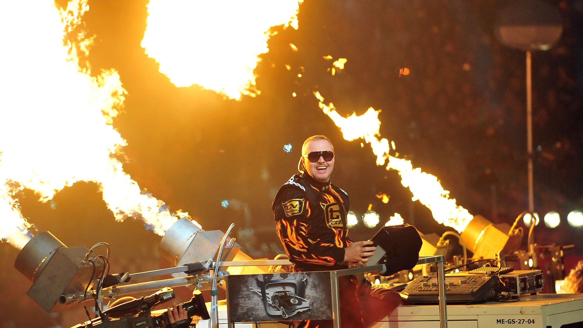 Stefan Raab steht bei der TV Total Stock-Car Crash Challenge auf einem Truck in der Veltins Arena.