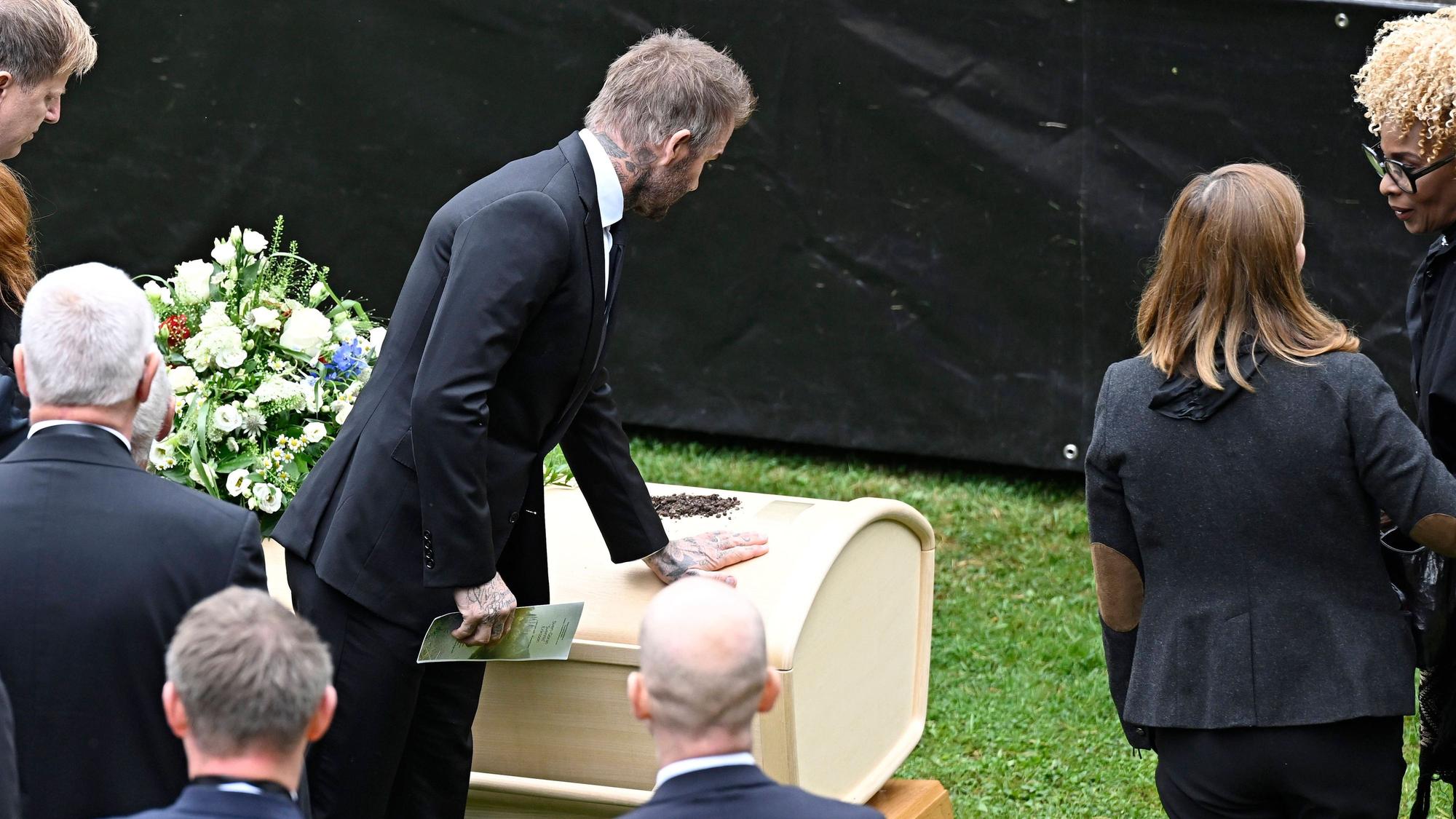 Ein letzter Abschied: David Beckham steht am Sarg von Sven-Göran Eriksson.