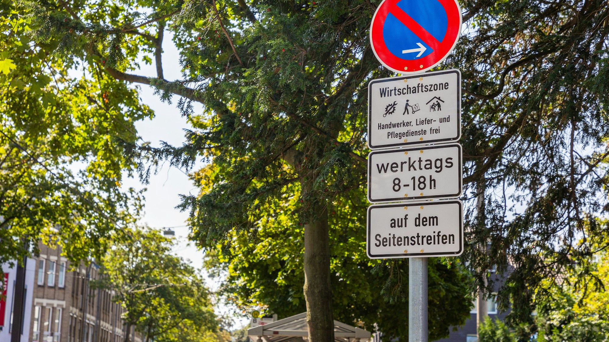 Die Wirtschaftszonen in Bonn sind einheitlich mit einer solchen Beschilderung versehen.