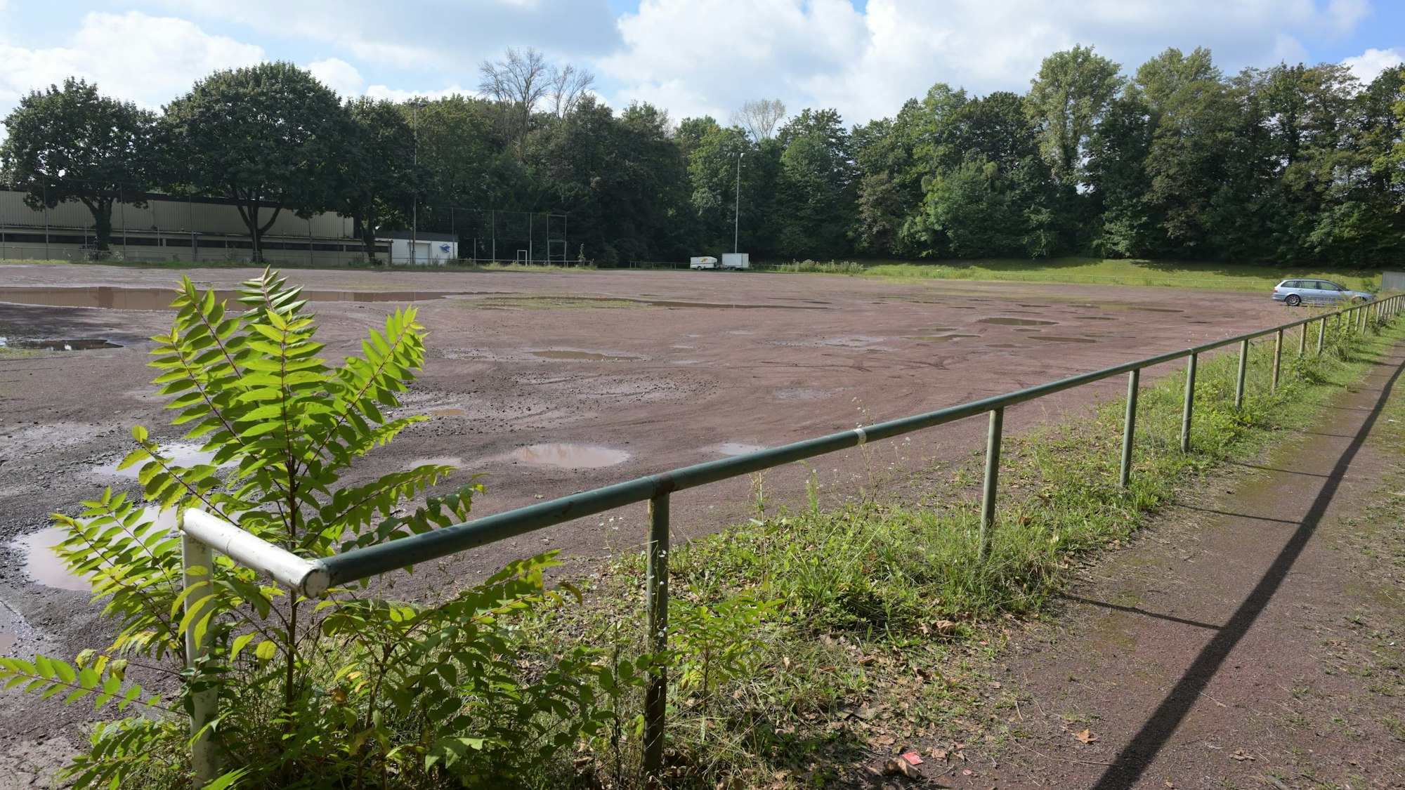 Ein Ascheplatz ist zu sehen.