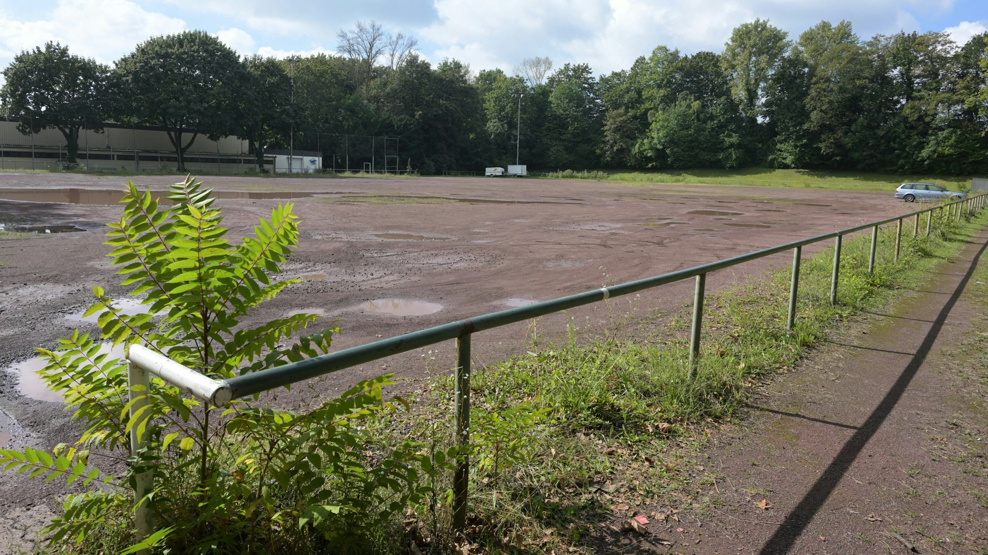 Man sieht einen heruntergekommenen Ascheplatz.