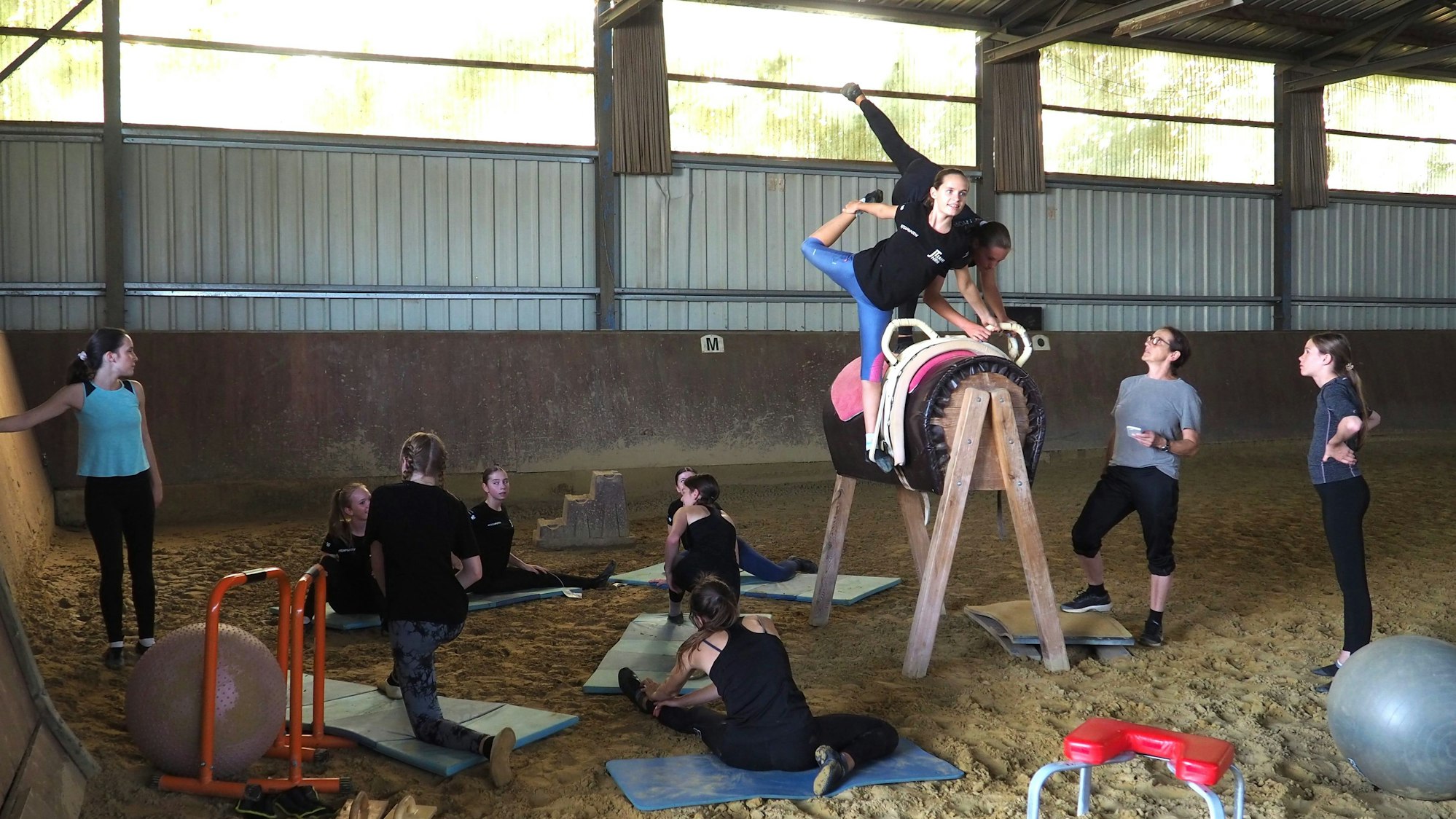 Ein Blick in die Reithalle in Stotzheim, wo die Mädchen und jungen Frauen trainieren.