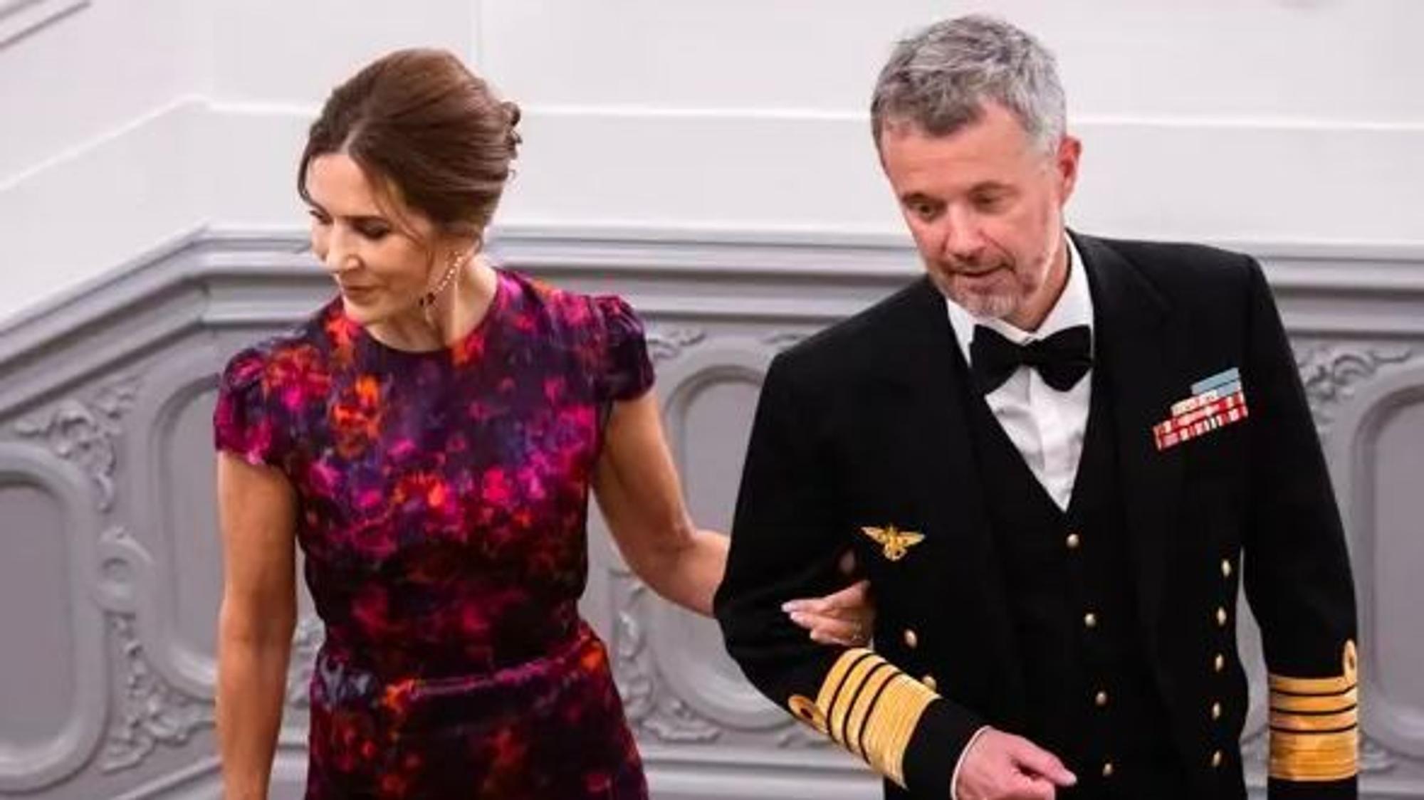 Königin Mary und König Frederik kommen zum Dinner im Schloss an.