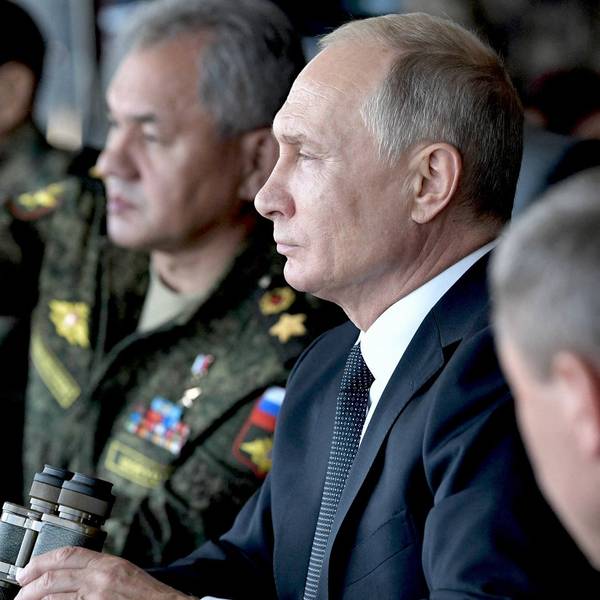 Wladimir Putin betrachtet eine Militärübung. Der Kremlchef hat den Westen vor einer Freigabe für Schläge mit weitreichenden Raketen auf Ziele in Russland gewarnt. Die Botschaften sind klar: Russland bleibt auf Kriegskurs. (Archivbild)