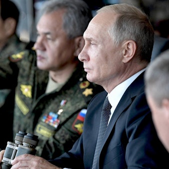 Wladimir Putin betrachtet eine Militärübung. Der Kremlchef hat den Westen vor einer Freigabe für Schläge mit weitreichenden Raketen auf Ziele in Russland gewarnt. Die Botschaften sind klar: Russland bleibt auf Kriegskurs. (Archivbild)