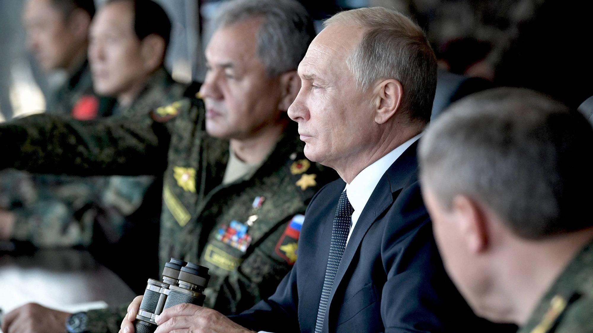Wladimir Putin betrachtet eine Militärübung. Der Kremlchef hat den Westen vor einer Freigabe für Schläge mit weitreichenden Raketen auf Ziele in Russland gewarnt. Die Botschaften sind klar: Russland bleibt auf Kriegskurs. (Archivbild)