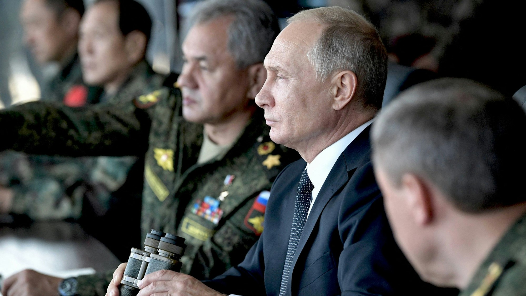 Wladimir Putin betrachtet eine Militärübung. Der Kremlchef hat den Westen vor einer Freigabe für Schläge mit weitreichenden Raketen auf Ziele in Russland gewarnt. Die Botschaften sind klar: Russland bleibt auf Kriegskurs. (Archivbild)