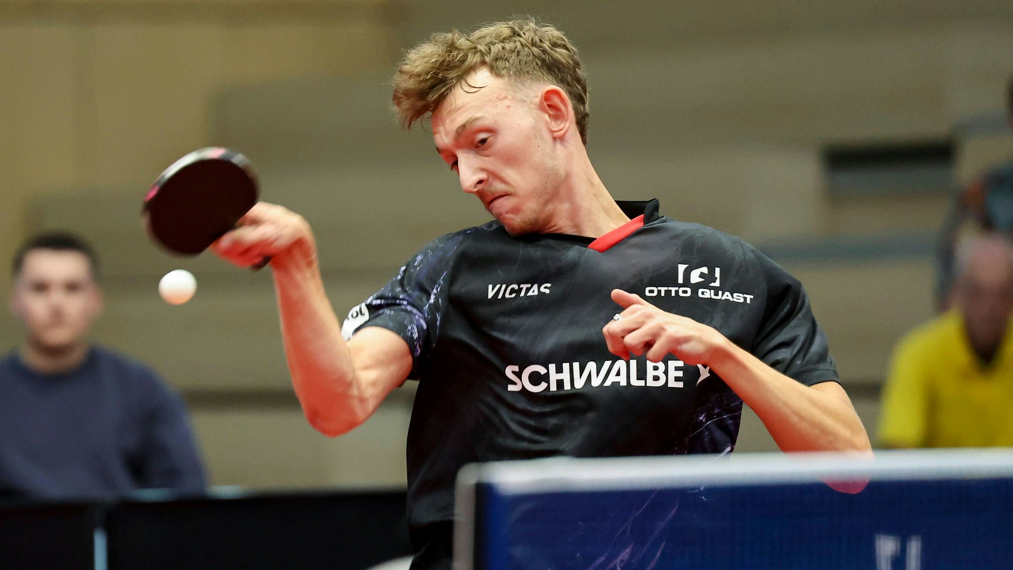 Adrien Rassenfosse, TTC Schwalbe Bergneustadt, kontrolliert den Ball im Match gegen den TTC Zugbrücke Grenzau.