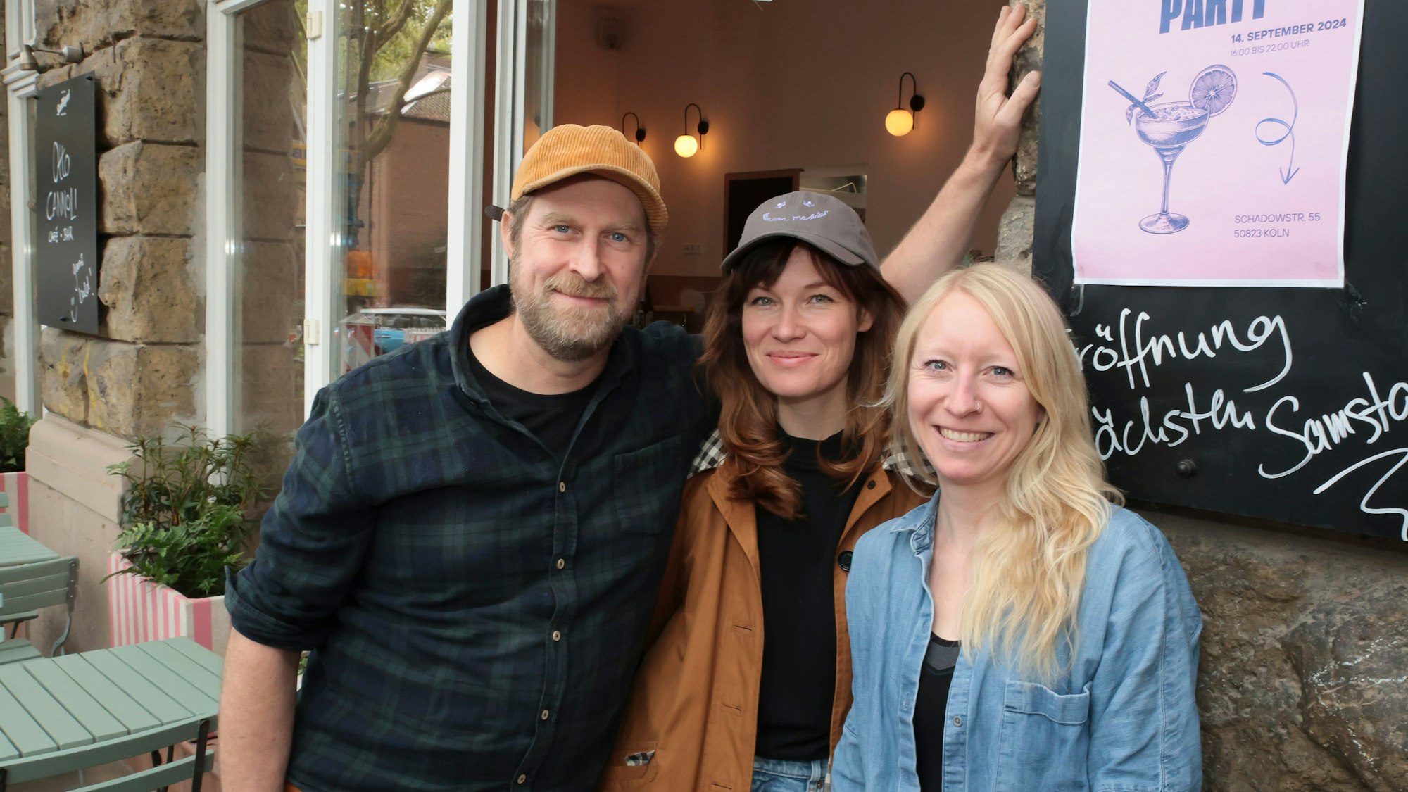 Die Betreiber der neuen „Otto Cannoli“-Bar in Neuehrenfeld: Tomas Pollmann, Dana Bönisch und Caro Cohsmann.