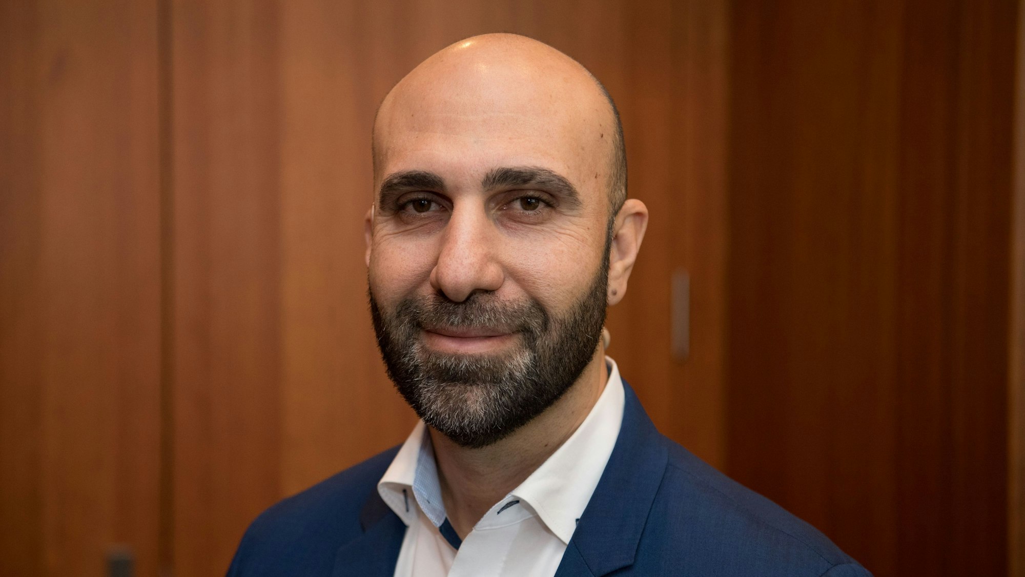 ARCHIV - 15.11.2019, Berlin: Ahmad Mansour, Psychologe, bei der Vorstellung des bundesweiten Projekts "Moscheen für Integration". Ziel des Projektes ist es, die Stellung muslimischer Gemeinden im Alltag und im Umgang mit Behörden zu verbessern. (zu «Experte Mansour fordert bessere Konzepte gegen Antisemitismus») Foto: Jörg Carstensen/dpa +++ dpa-Bildfunk +++