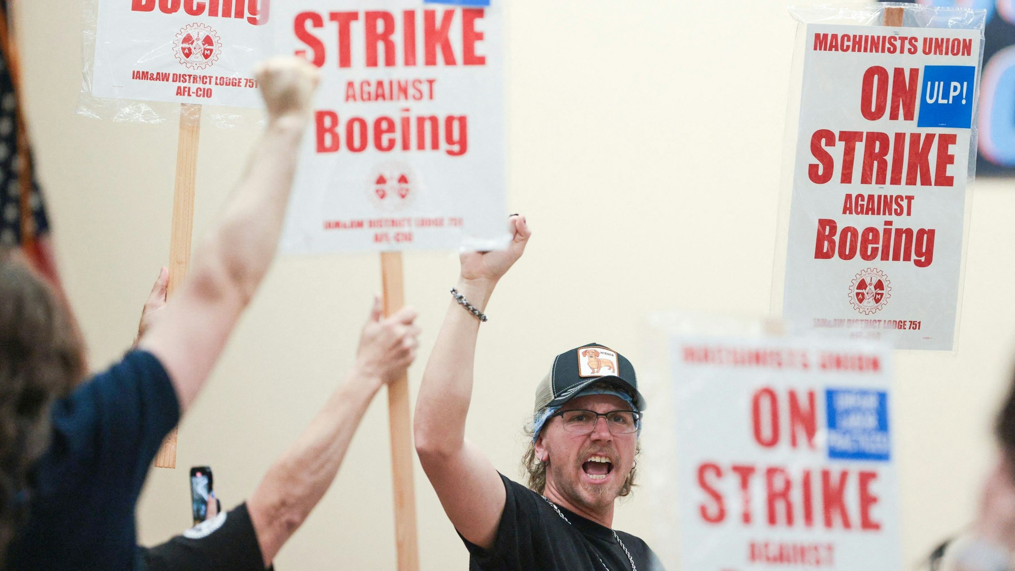 Trotz eines Angebots von 25 Prozent mehr Lohn haben die Mitarbeiter des US-Flugzeugbauers Boeing in den Werken in der Region Seattle mit großer Mehrheit für einen Streik gestimmt.