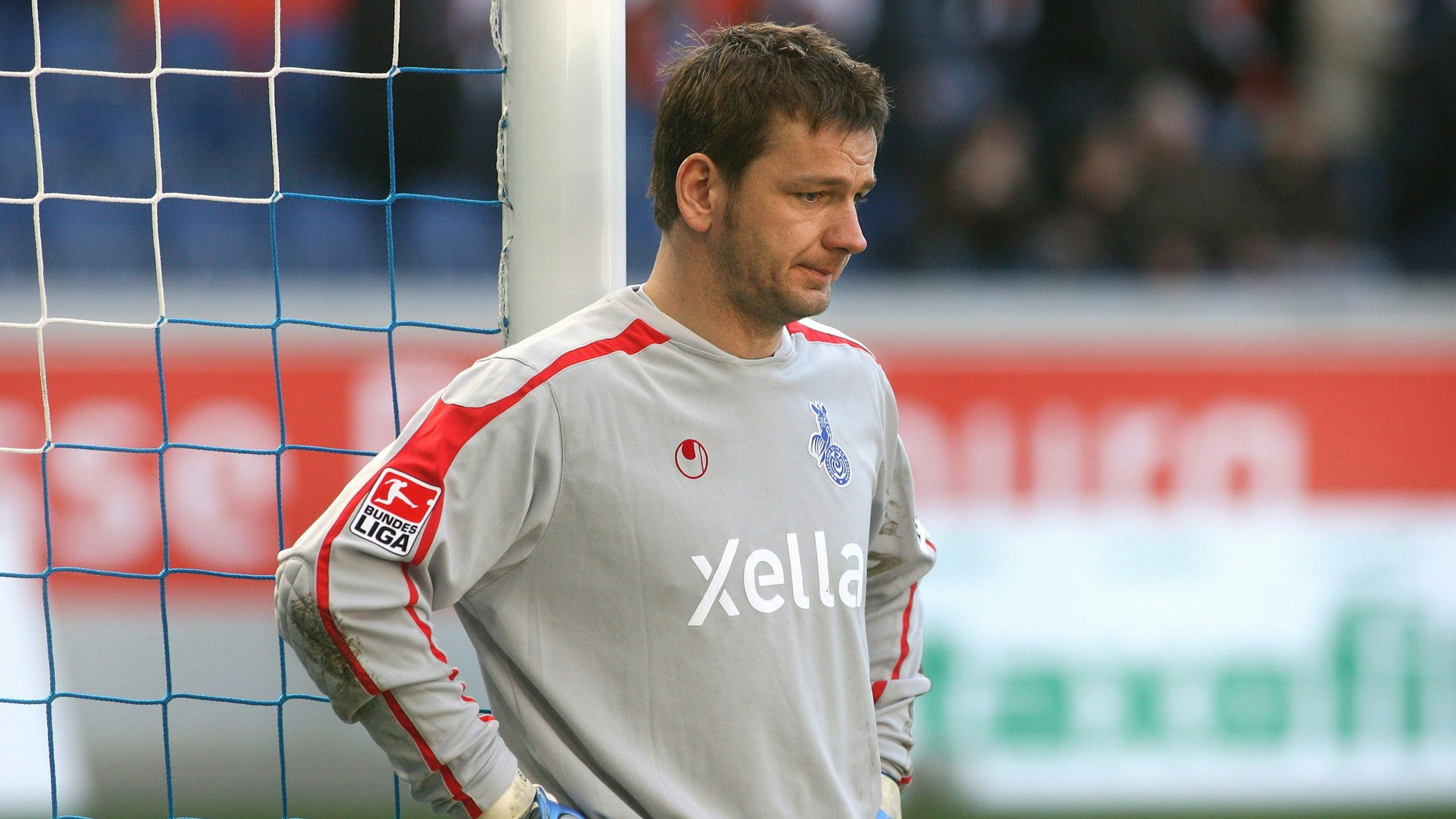 Der Duisburger Torwart Georg Koch ist nach dem Schlusspfiff sichtlich enttäuscht und lehnt am Torpfosten.
