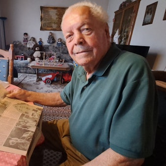 Das Foto zeigt Egon Förster mit einer Zeitung.