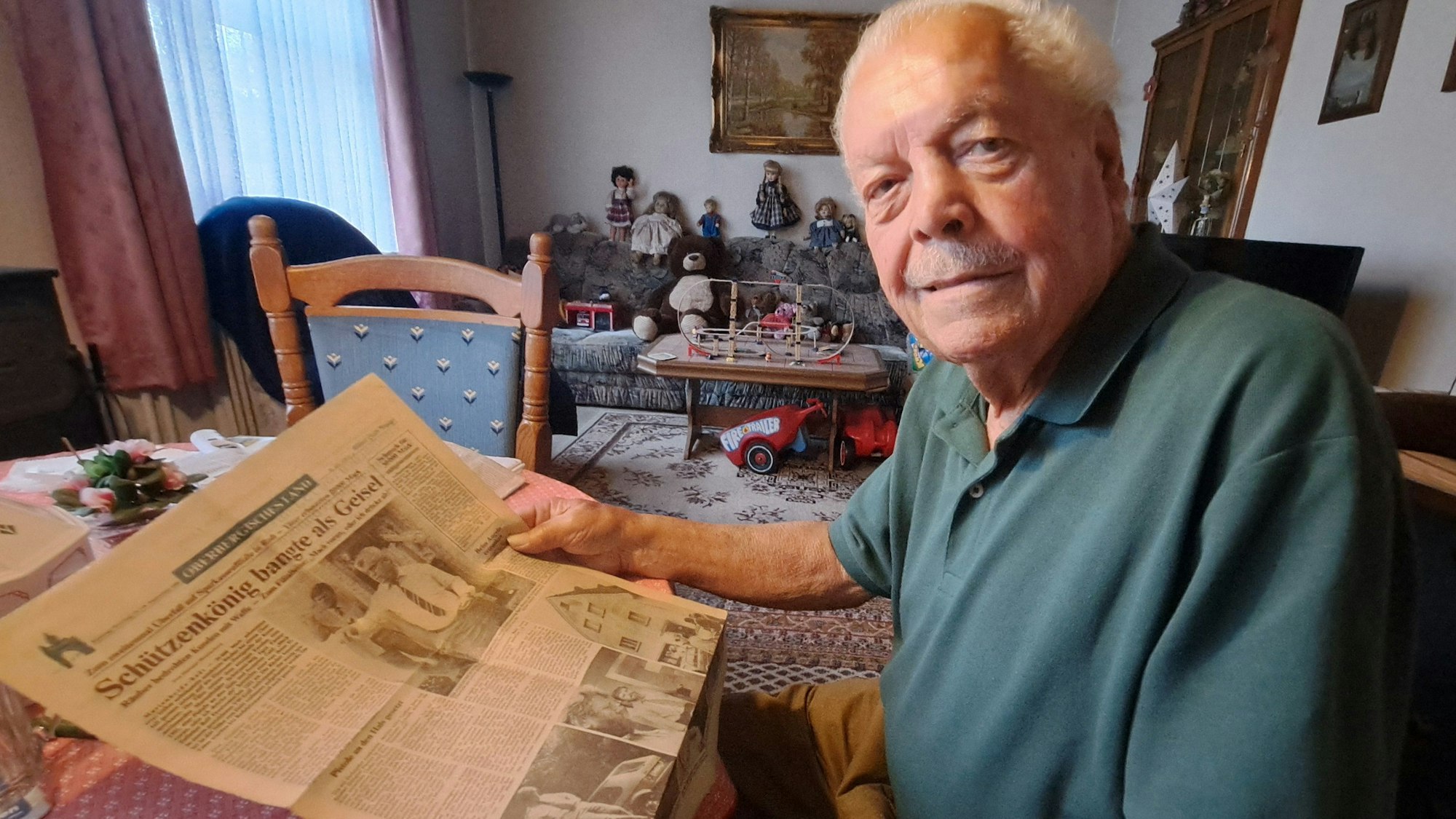 Das Foto zeigt Egon Förster mit einer Zeitung.