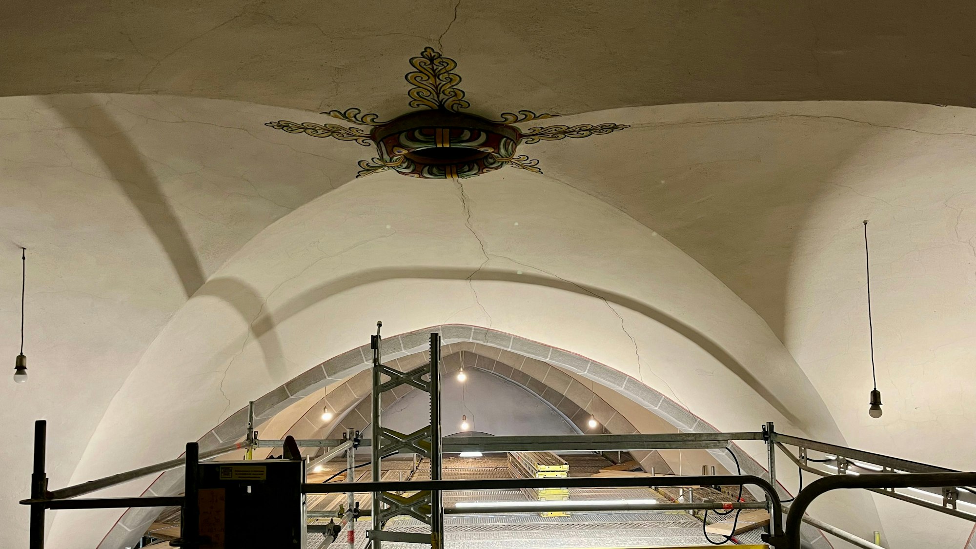 Risse in Kirchengewölbe