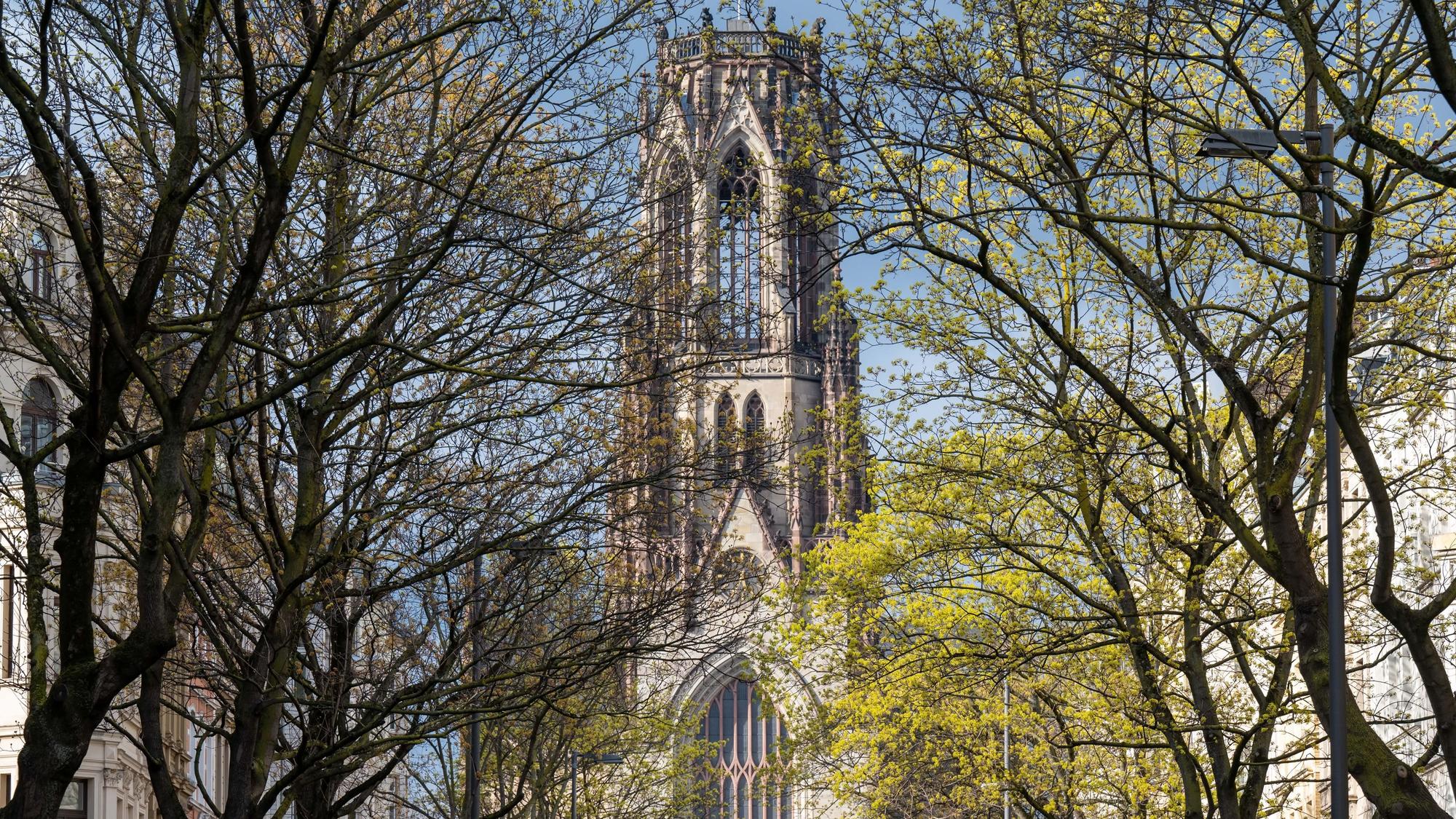 03.04.2022, Köln: Blick auf die Agnes-Kirche und die Baumallee an der Neusser Straße im Agnesviertel, Foto: Uwe Weiser