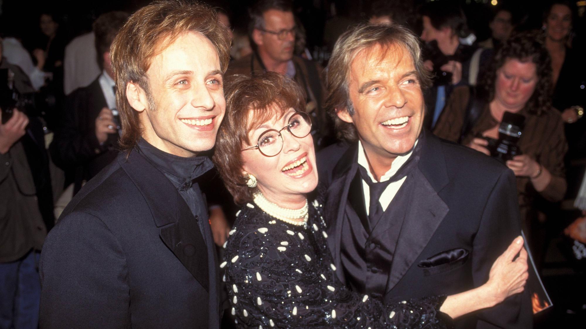 Caterina Valente bei einem Pressetermin mit ihrem Sohn Eric van Aro (l) und dem Schauspieler Thomas Fritsch (r).