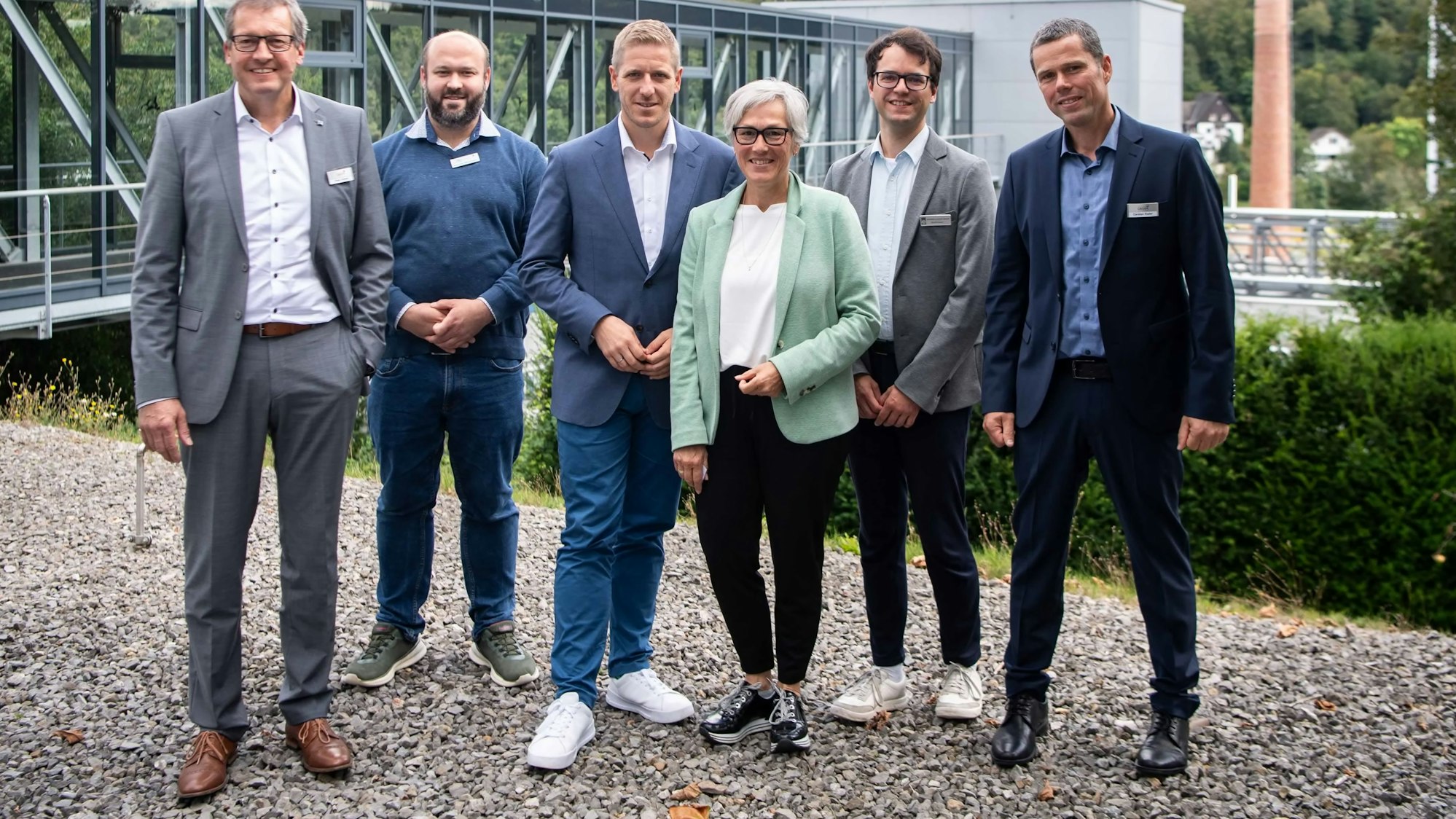 Das Bild zeigt die Vertreter der Firma Peter Greven und der Euskirchener Politik sowie der Wirtschaftsförderung auf dem Firmengelände in Iversheim.