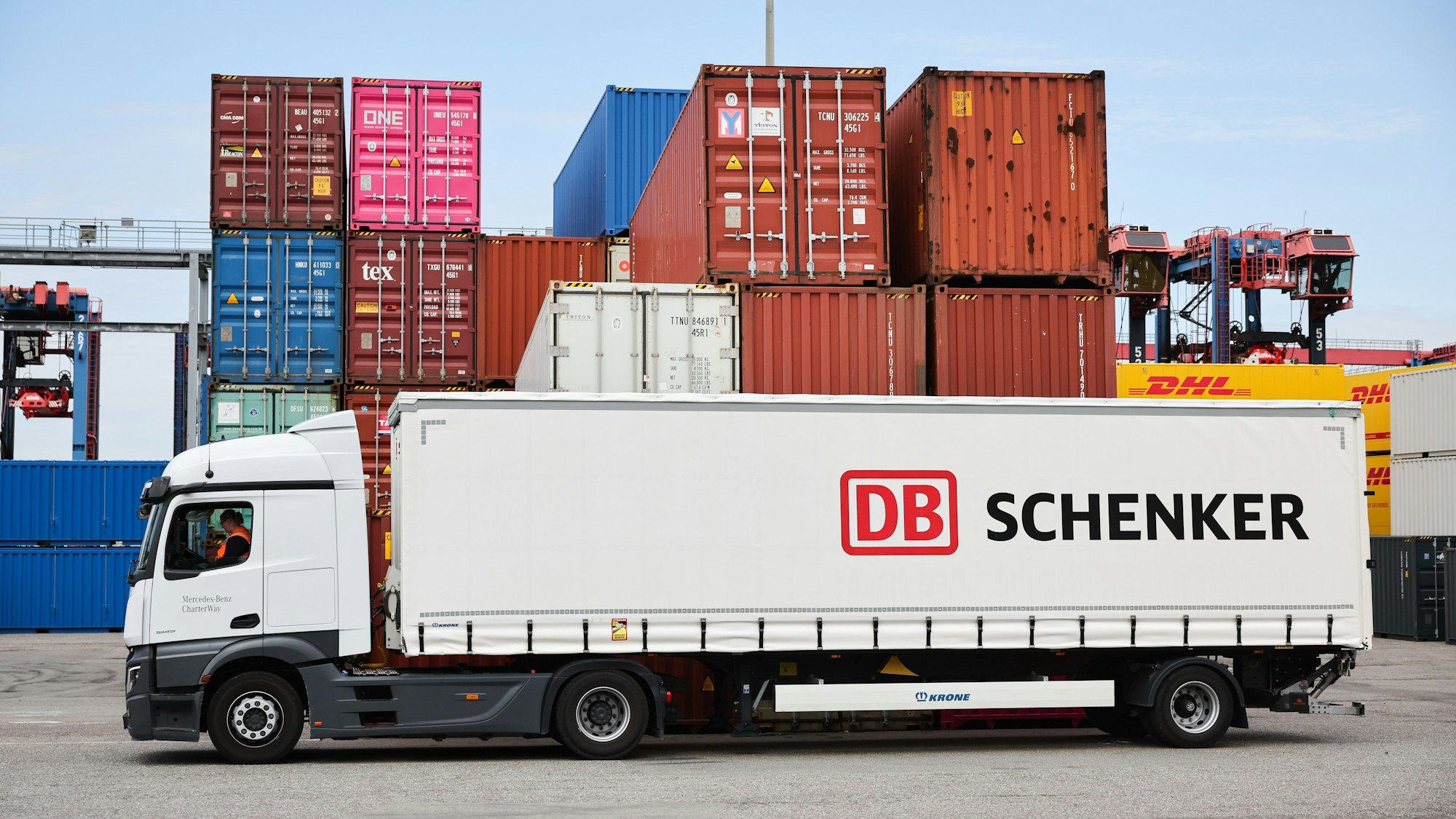 Ein LKW mit dem Firmenlogo ist im DB Schenker Logistikzentrum Hamburger Hafen bei DCP Dettmer Container Packing GmbH im Hamburger Hafen zu sehen.