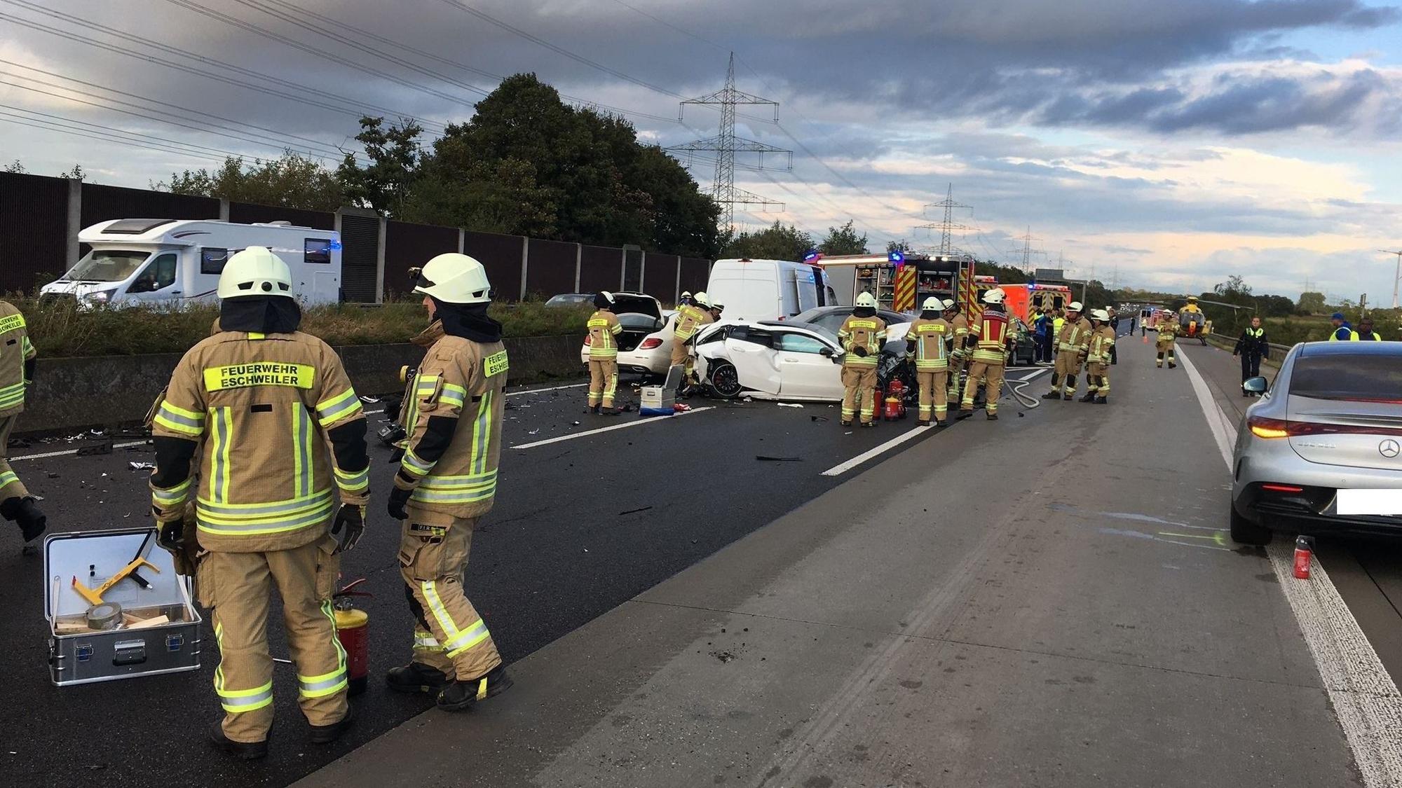 Unfall am Donnerstagabend (12. September 2024) auf der A4 Höhe Weißweiler: Zwei Mercedesfahrer krachen in ein Stauende und schieben mehrere Fahrzeuge ineinander.