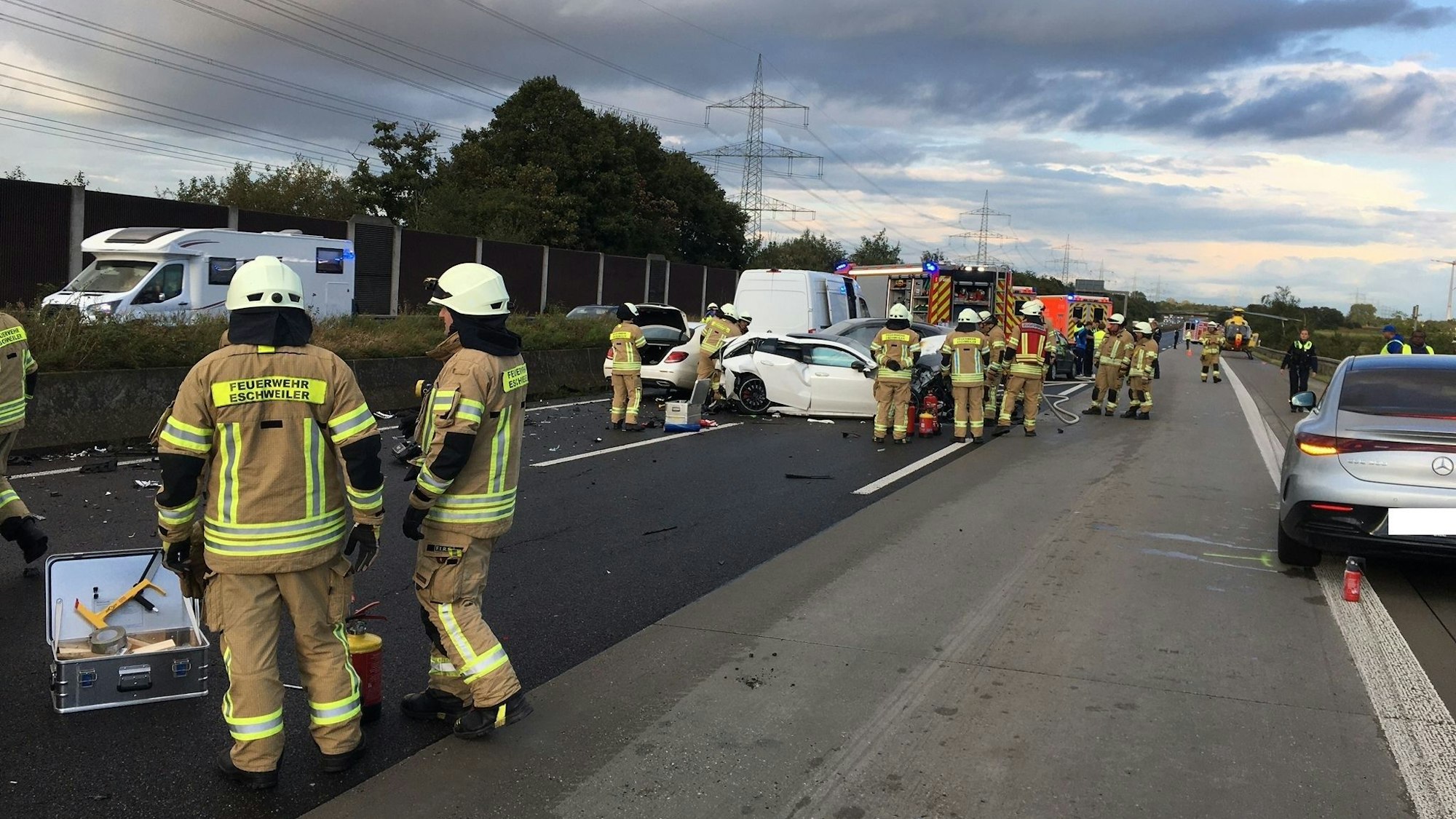 Unfall am Donnerstagabend (12. September 2024) auf der A4 Höhe Weißweiler: Zwei Mercedesfahrer krachen in ein Stauende und schieben mehrere Fahrzeuge ineinander.