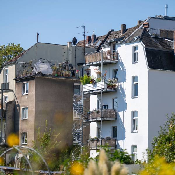 28.08.2024, Köln: Viele Wohnhäuser müssen saniert werden. Xantener Straße in Nippes. Wohnungen, Wohnungsmarkt, Mieten, Mietpreise, Immobilien in Köln. Foto: Uwe Weiser