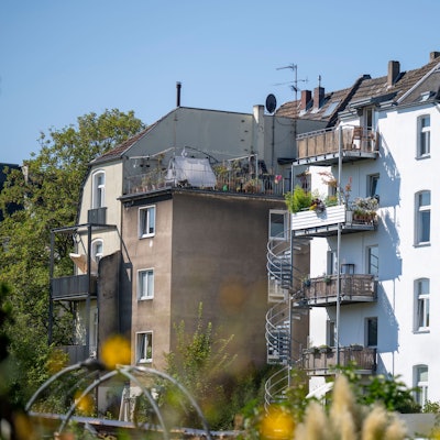 28.08.2024, Köln: Viele Wohnhäuser müssen saniert werden. Xantener Straße in Nippes. Wohnungen, Wohnungsmarkt, Mieten, Mietpreise, Immobilien in Köln. Foto: Uwe Weiser