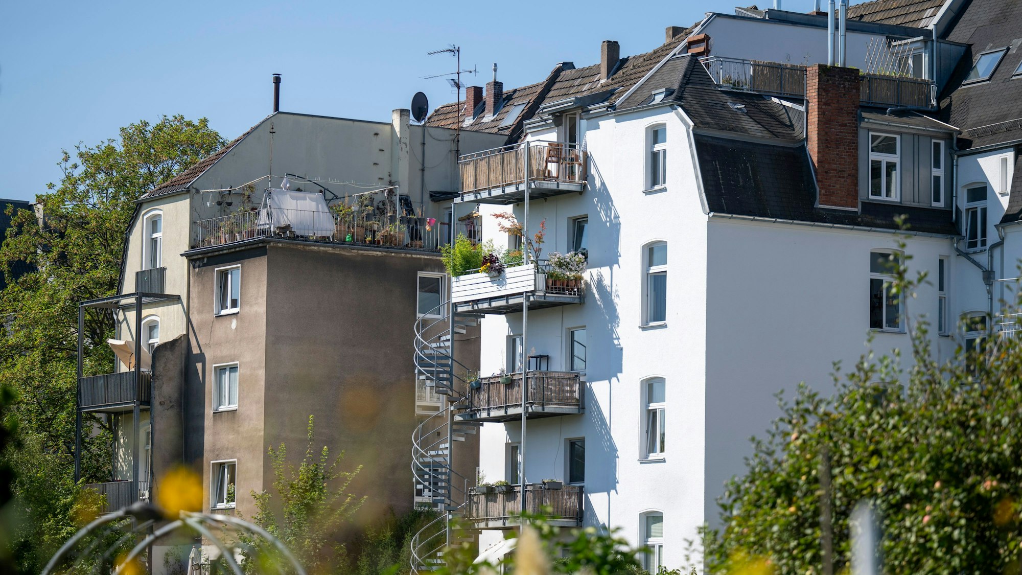 28.08.2024, Köln: Viele Wohnhäuser müssen saniert werden. Xantener Straße in Nippes. Wohnungen, Wohnungsmarkt, Mieten, Mietpreise, Immobilien in Köln. Foto: Uwe Weiser