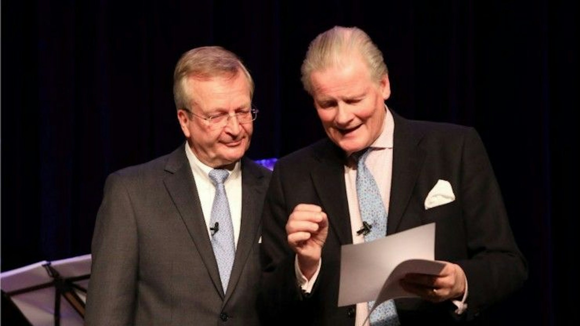 Joachim Sandner und Karl Ferdinand von Thurn und Taxis stehen auf einer Bühne.