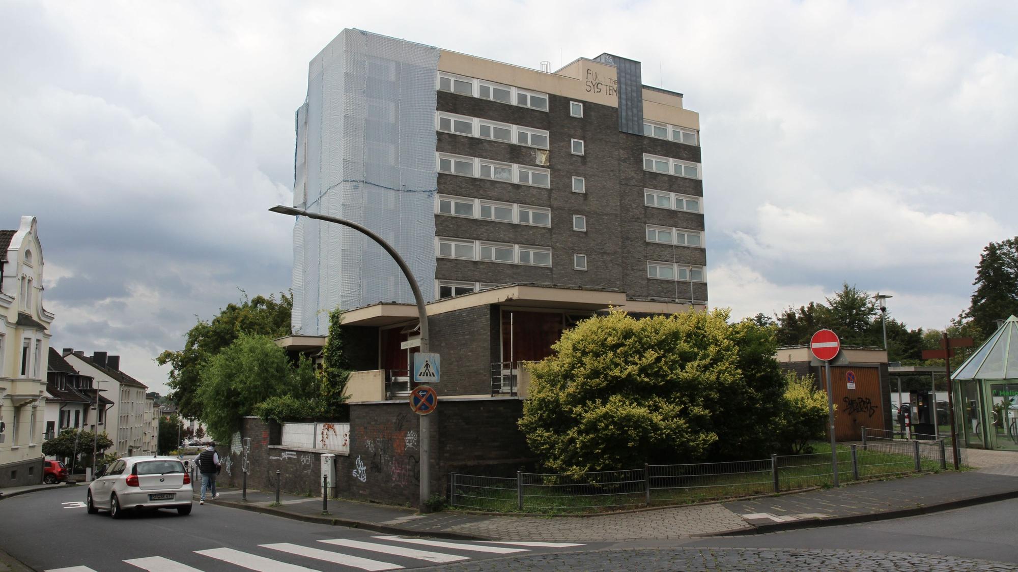 Ein Hochhaus mit einer Schutzplane über dem linken Gebäudeteil.