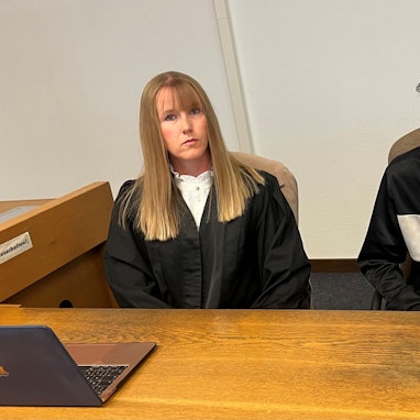 Der Angeklagte mit seiner Verteidigerin Madeleine Biberger beim Prozess im Kölner Amtsgericht.