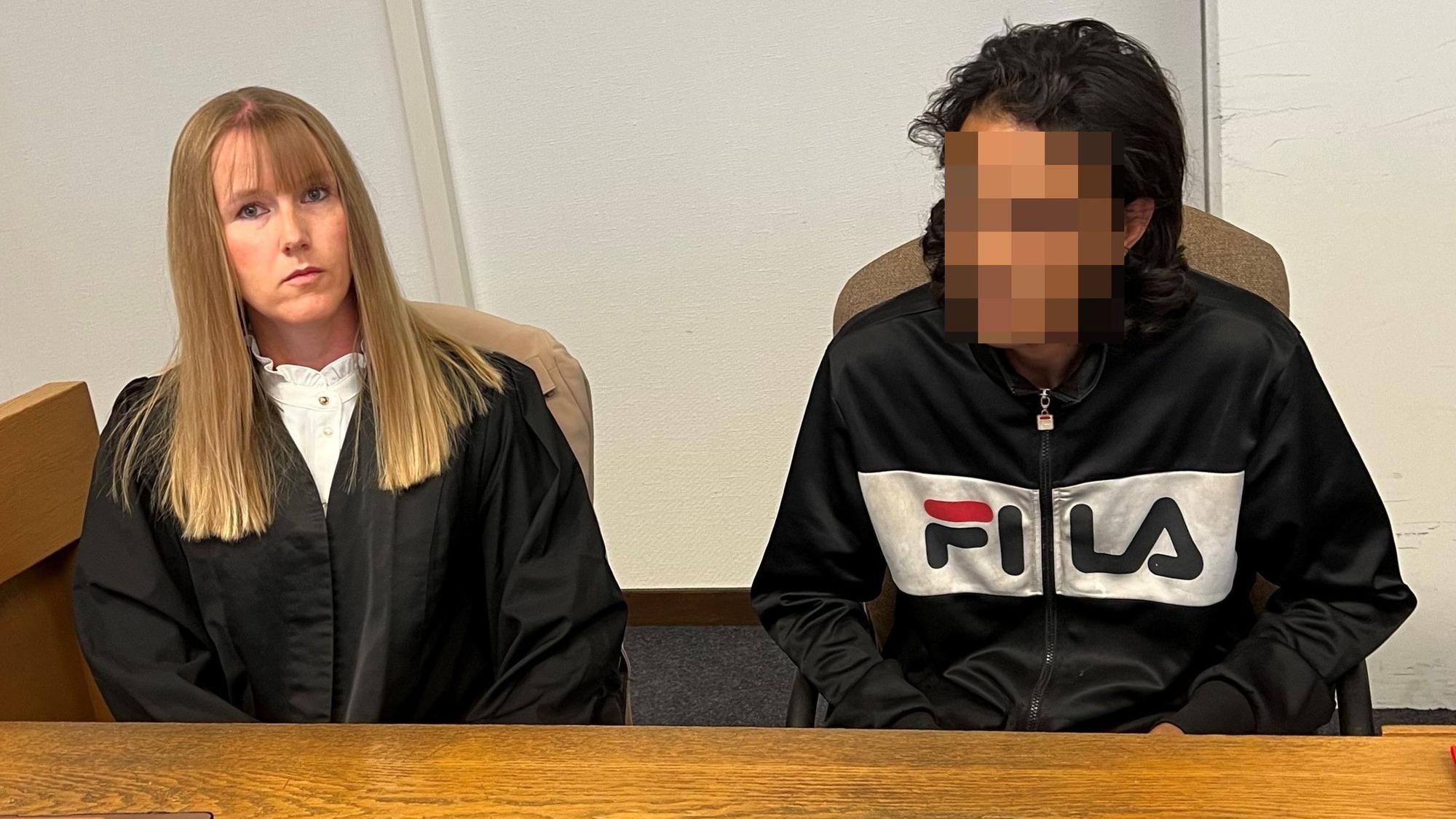 Der Angeklagte mit seiner Verteidigerin Madeleine Biberger beim Prozess im Kölner Amtsgericht.