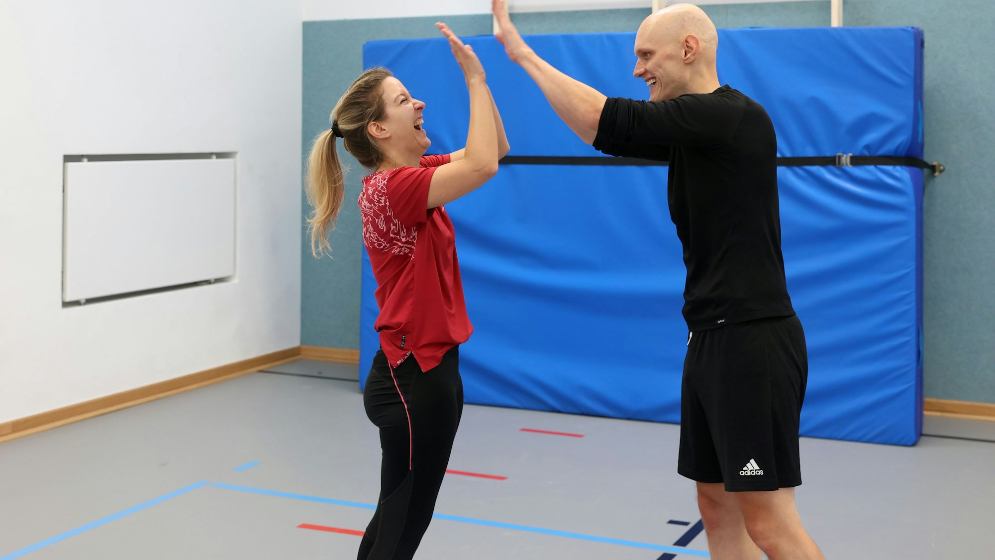 Elena Stickelmann und Florian Holler klatschen ab