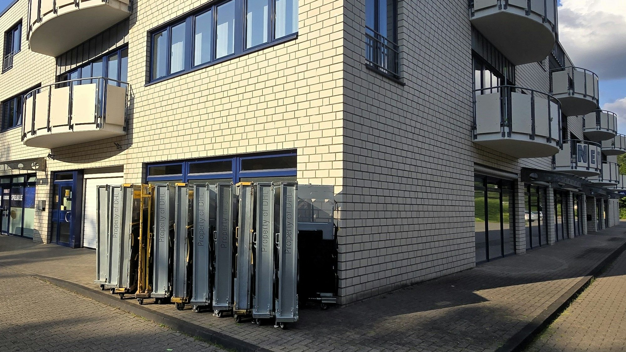 Leere Packständer stehen vor dem GDZ in Bad Münstereifel.