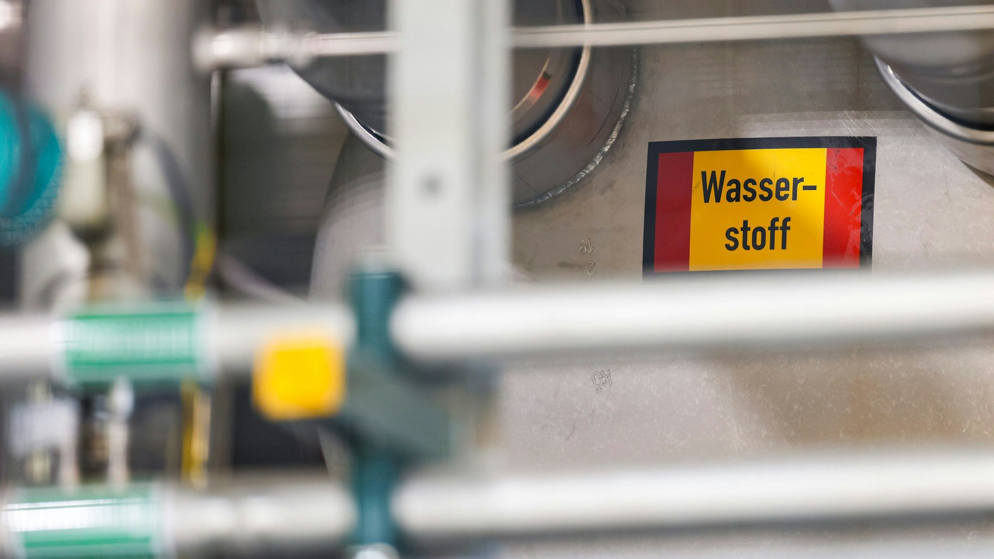 Ein Schild mit der Aufschrift Wasserstoff ist auf einer Anlage zur Wasserstofferzeugung zu sehen.