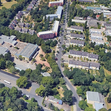 Das Gebäude der Förderschule Kolkrabenweg mit dem Förderschwerpunkt „Geistige Entwicklung“ in Köln Vogelsang auf einer mit Google Earth am 13.09.2024 generierten Visualisierung. Die Klassenräume sind  wegen erhöhter Schadstoffwerte geschlossen worden. Foto: Google Earth/Image Landssat/Copernicus
