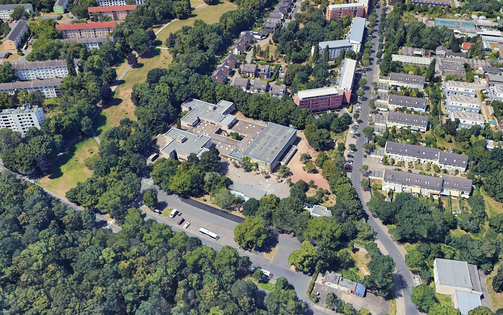 Das Gebäude der Förderschule Kolkrabenweg mit dem Förderschwerpunkt „Geistige Entwicklung“ in Köln Vogelsang auf einer mit Google Earth am 13.09.2024 generierten Visualisierung. Die Klassenräume sind  wegen erhöhter Schadstoffwerte geschlossen worden. Foto: Google Earth/Image Landssat/Copernicus