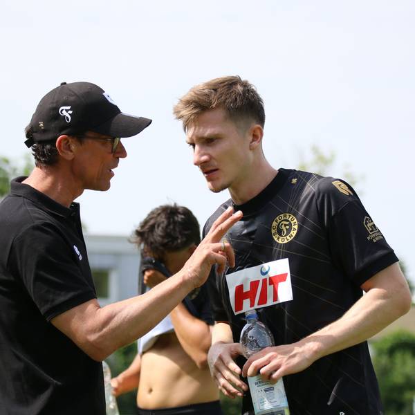 29.06.2024 Trainer Matthias Mink gibt Anweisungen in der Trinkpause.