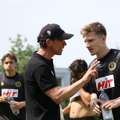 29.06.2024 Trainer Matthias Mink gibt Anweisungen in der Trinkpause.