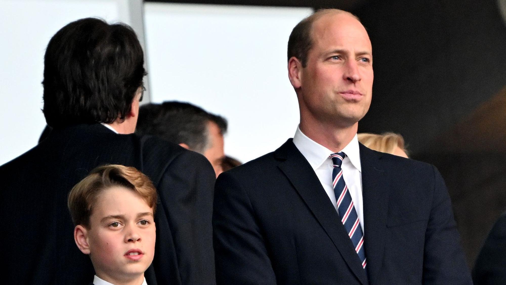 Prinz George und Prinz William schauen in die Ferne.