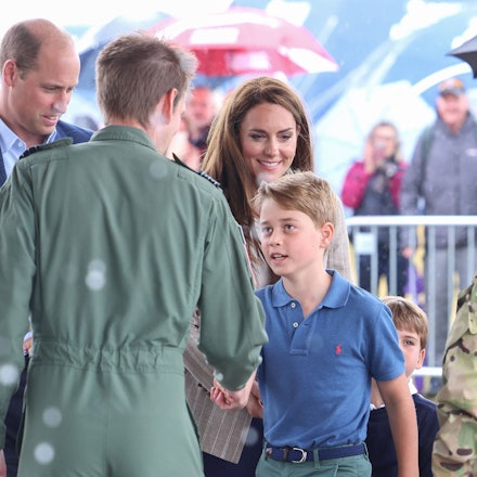 Prinz William und Prinzessin Kate mit ihrem Sohn Prinz George auf einem Flugplatz im Juli 2023.