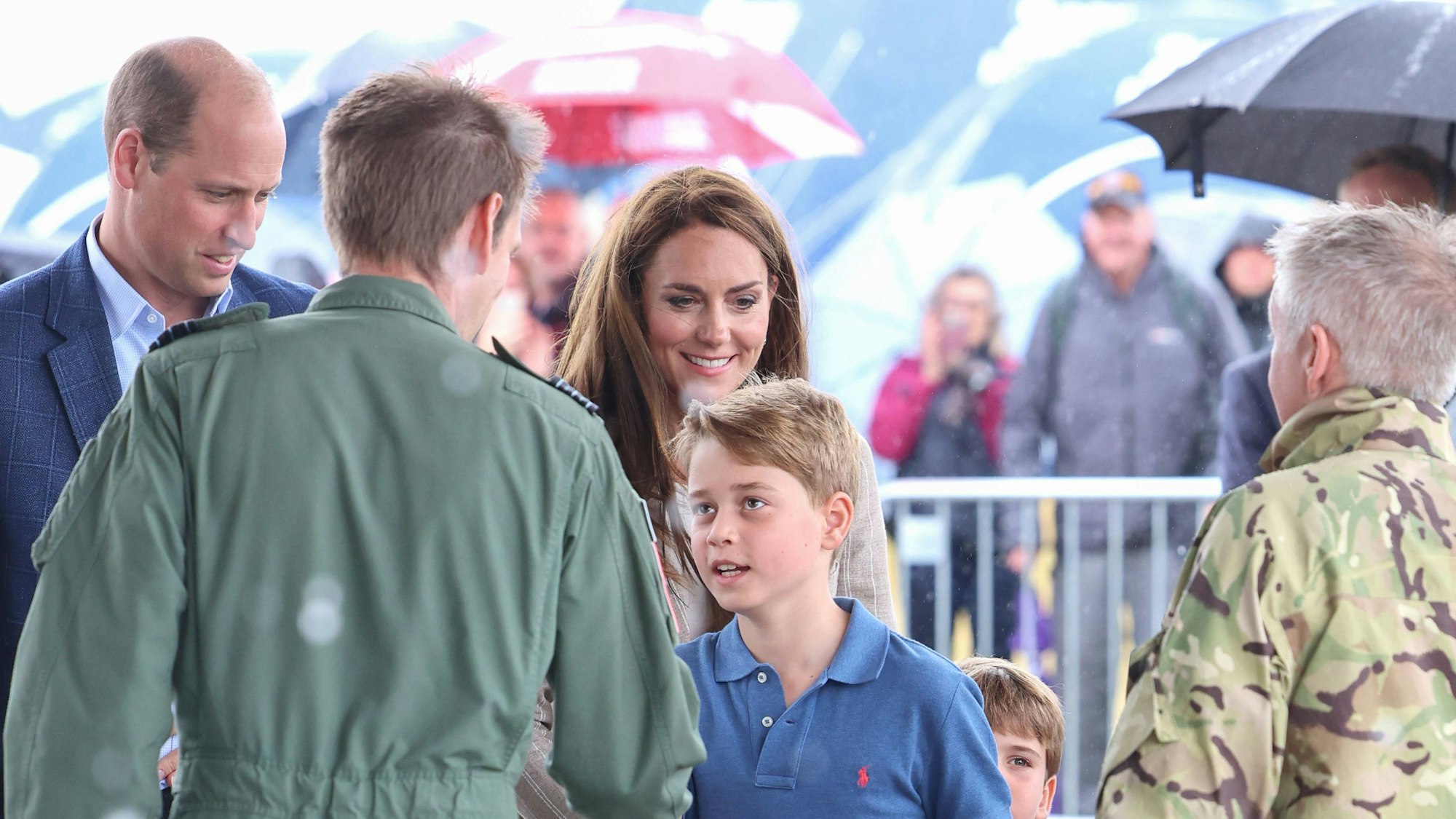 Prinz William und Prinzessin Kate mit ihrem Sohn Prinz George auf einem Flugplatz im Juli 2023.