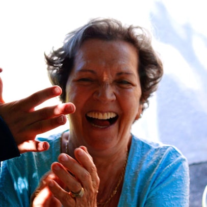 Lachende Großmutter mit Enkel