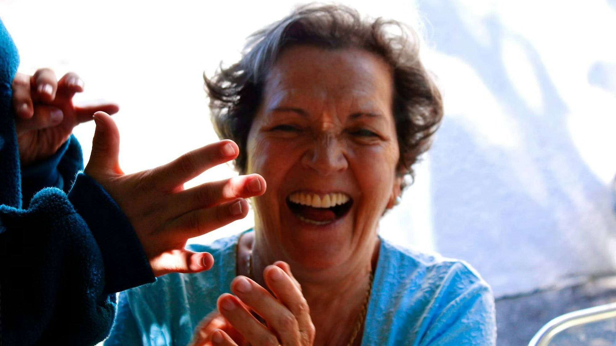 Lachende Großmutter mit Enkel