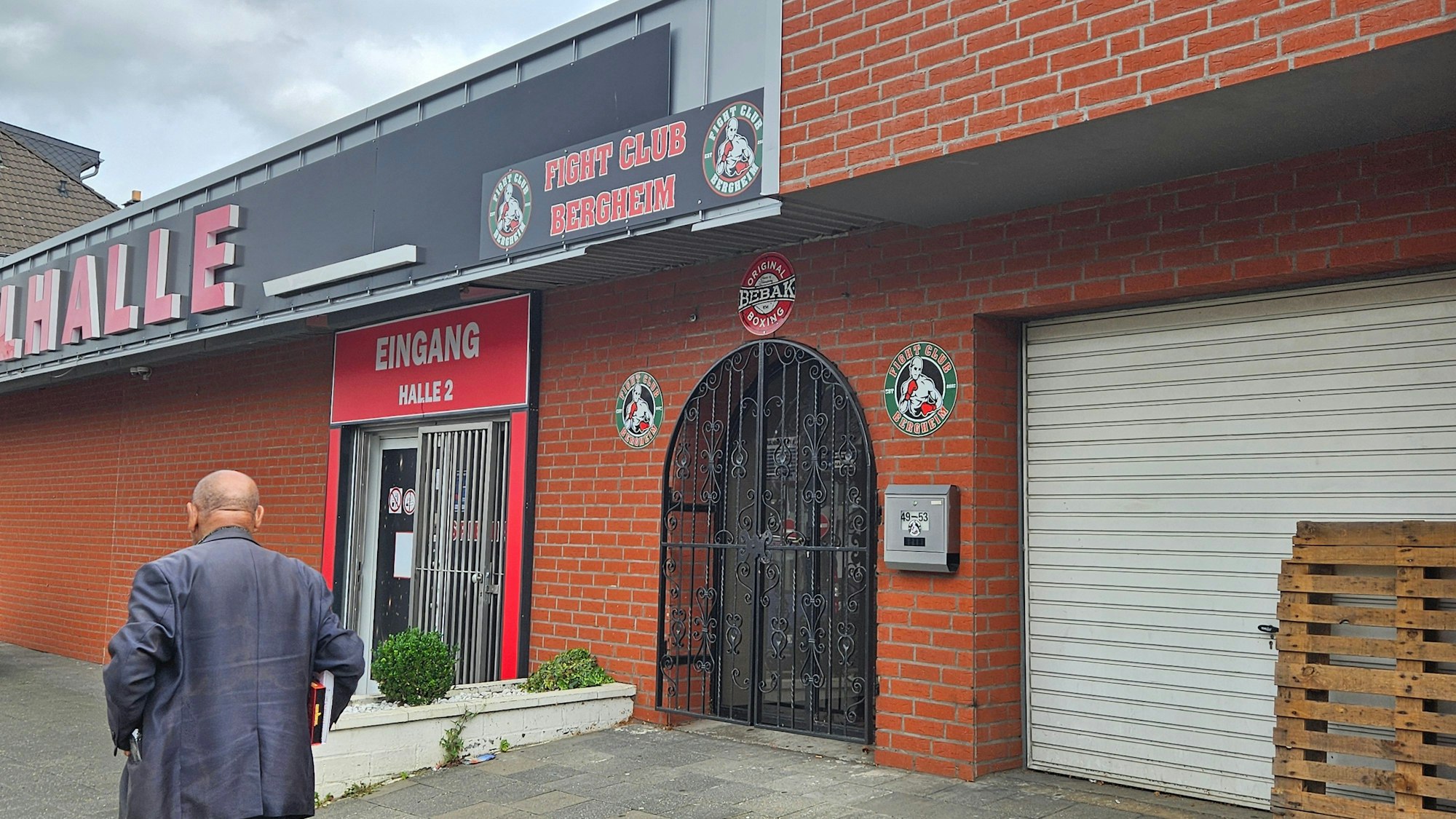 Auf dem Foto ist der Fight Club Bergheim von außen zu sehen.