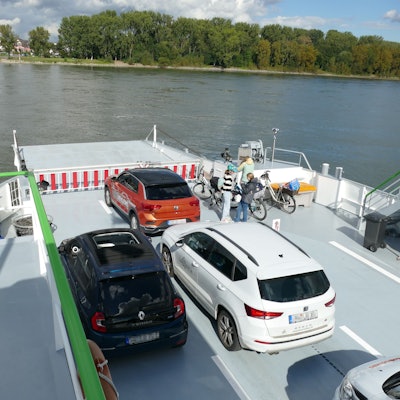 Autos stehen auf einer Fähre.