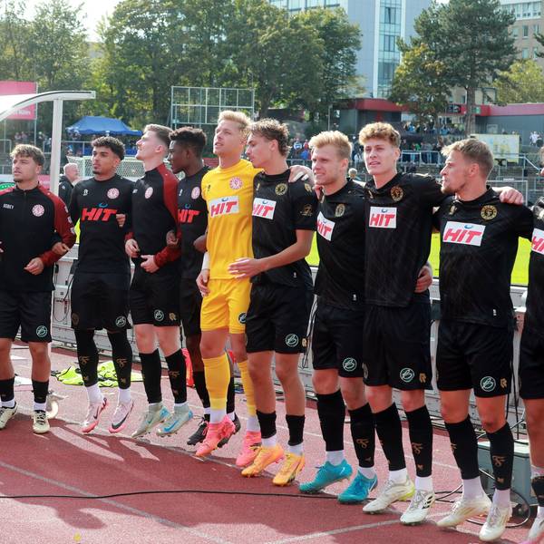 SC Fortuna Köln vs. MSV Duisburg, 4.Liga,
die Kölner Mannschaft feiert mit den Fans die Tabellenführung (Fortuna), 14.09.2024, Bild: Herbert Bucco