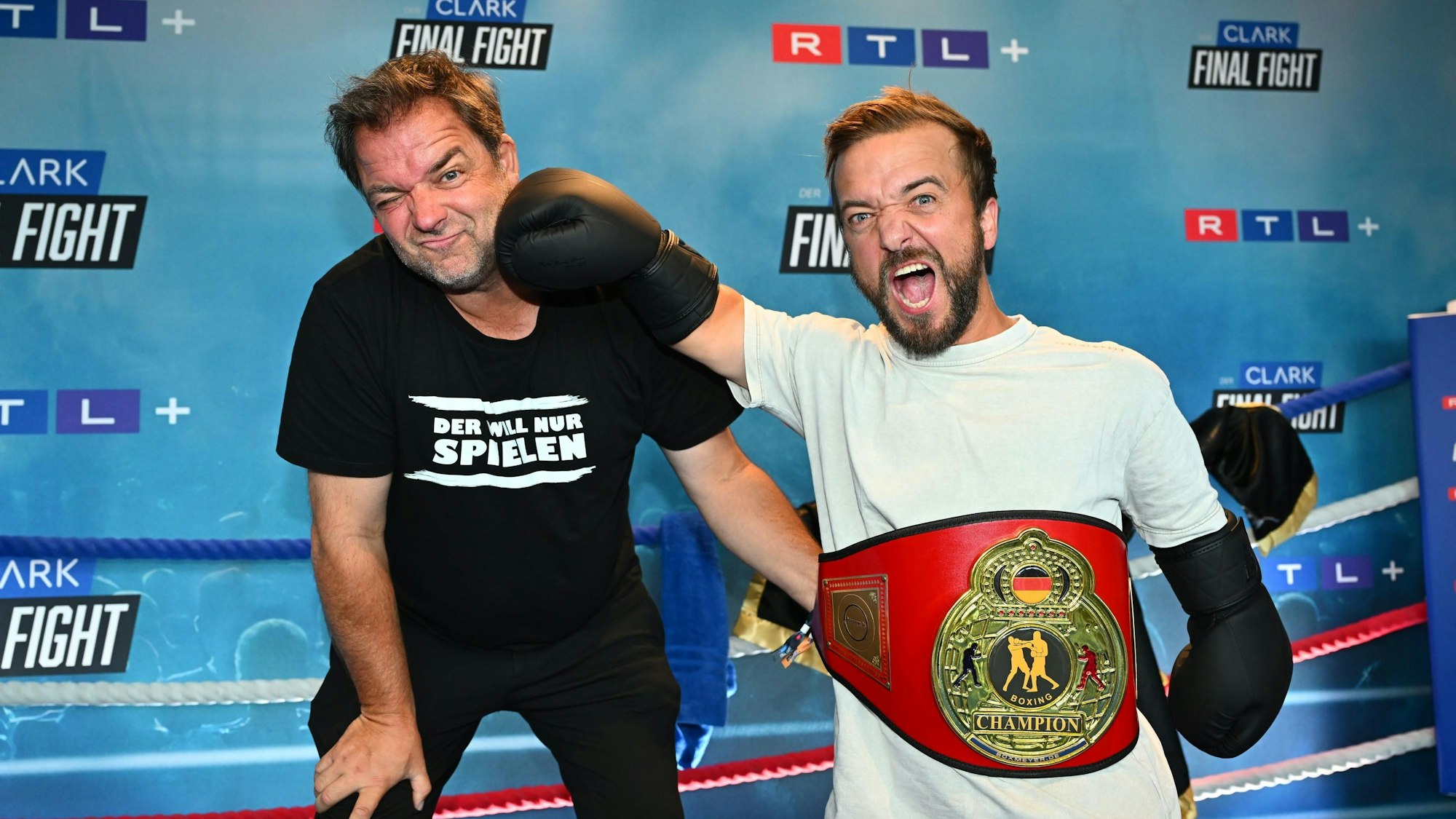 Martin Rütter und Mathias Mester beim Boxkampf zwischen Stefan Raab und Regina Halmich.